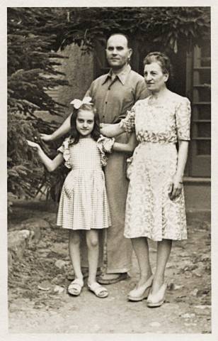 La famiglia di Virginio Bianchi nel giardino della propria casa 1945 circa