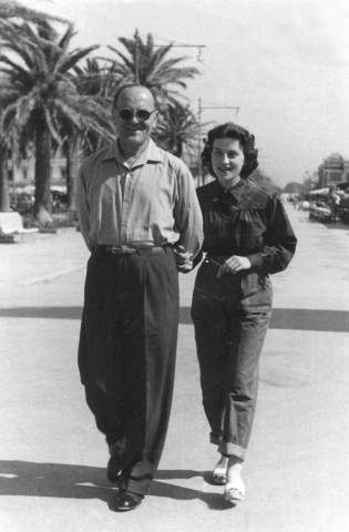 Virginio e la figlia Rossana nella “Passeggiata” di Viareggio in una fotografia del 1953 circa