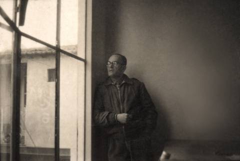 Virginio Bianchi alla finestra dello studio fotografia degli anni ‘50
